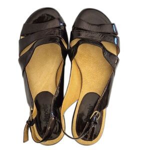 Softspots Slingback Sandals 7.5 Neima Patent Leather Heel Cushion Suede Footbed